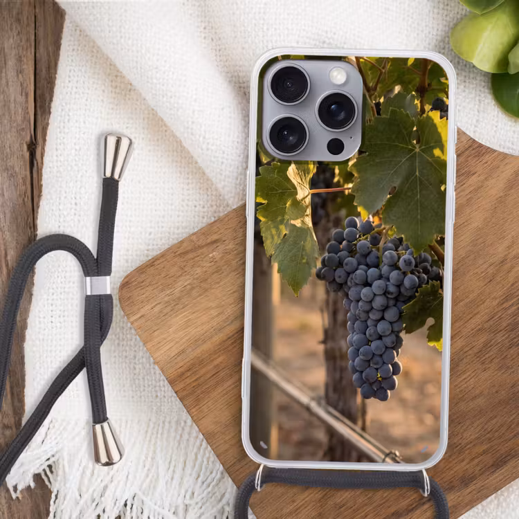 Druiven - Wijngaard - Zonlicht Hoesje iPhone 16 Pro Max met koord klein -sfeer4
