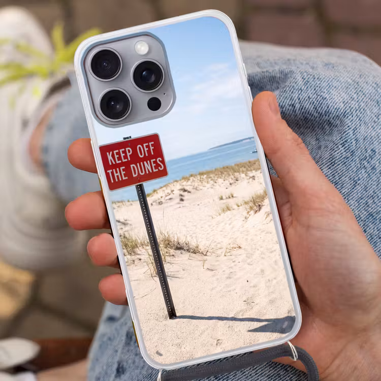 Duin - Bord - Kust - Landschap - Rood Hoesje iPhone 16 Pro Max met koord klein -sfeer3