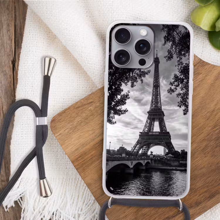 Eiffeltoren - Parijs - Rivier - Architectuur - Zwart-wit Hoesje iPhone 16 Pro Max met koord klein -sfeer4