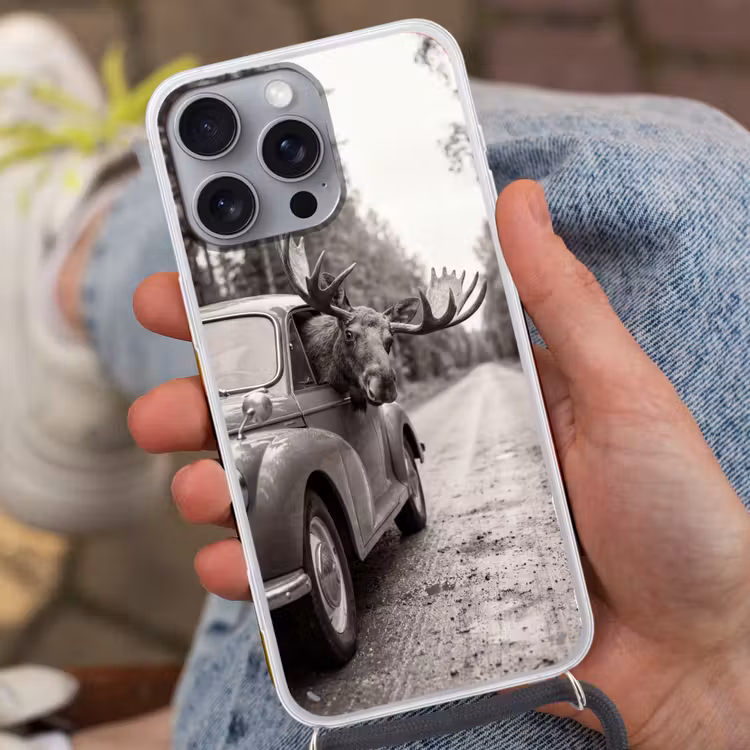 Eland - Auto - Gewei - Zwart - Wit Hoesje iPhone 16 Pro Max met koord klein -sfeer3