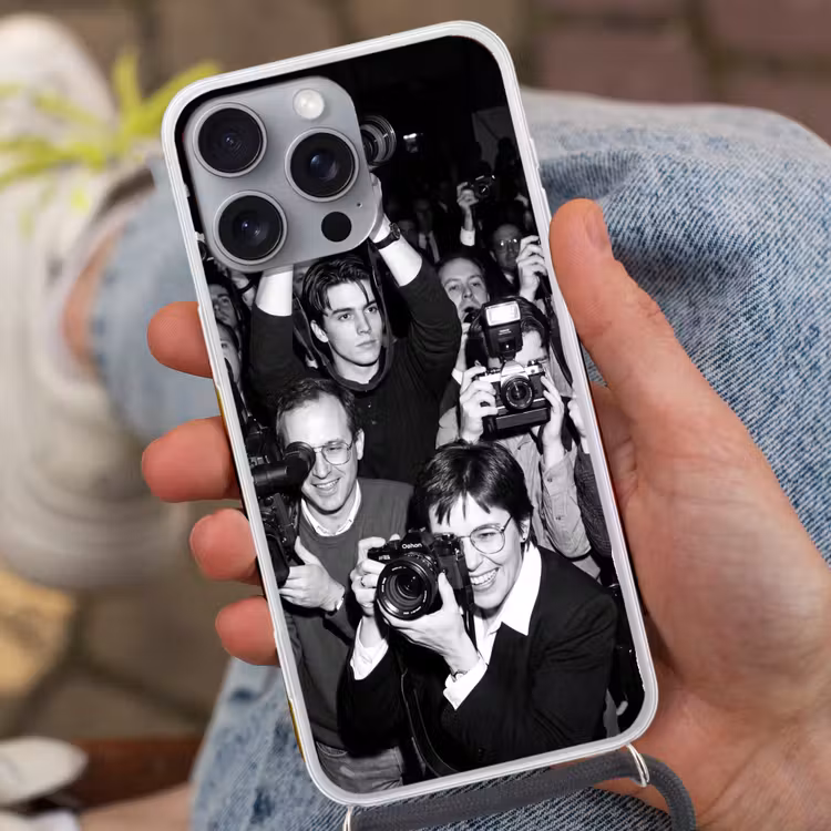 Fotografen - Menigte - Flitsers - Journalistiek Hoesje iPhone 16 Pro Max met koord klein -sfeer3
