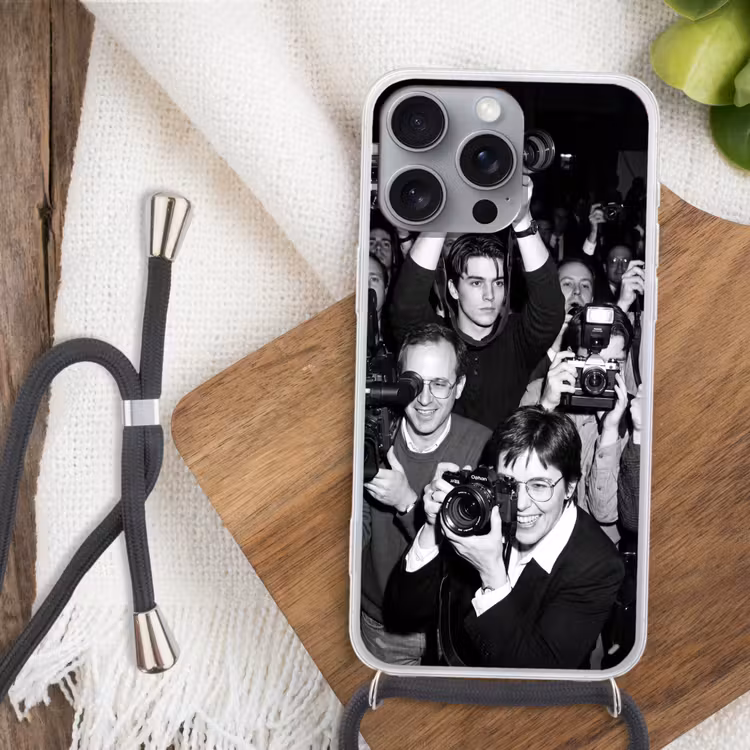 Fotografen - Menigte - Flitsers - Journalistiek Hoesje iPhone 16 Pro Max met koord klein -sfeer4