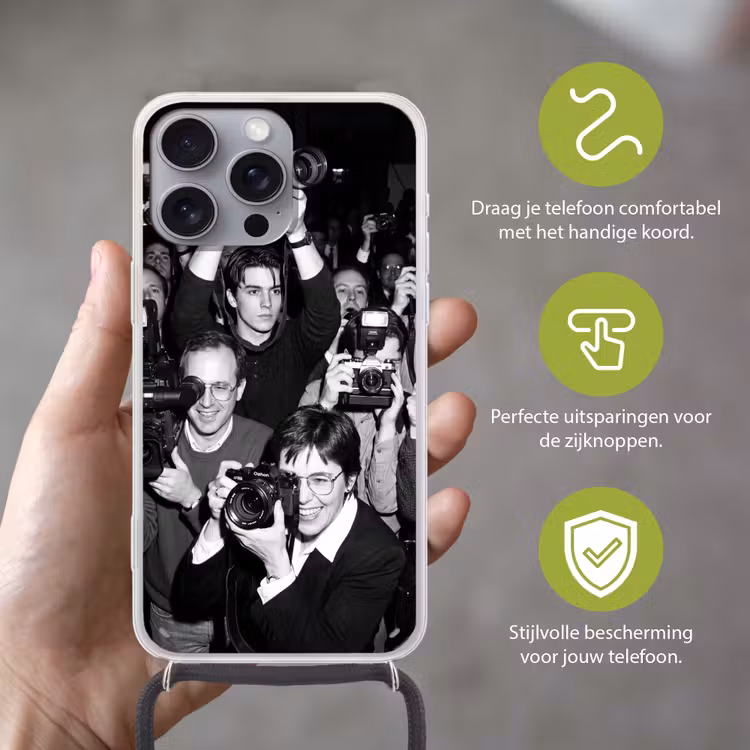 Fotografen - Menigte - Flitsers - Journalistiek Hoesje iPhone 16 Pro Max met koord klein -sfeer2_NL