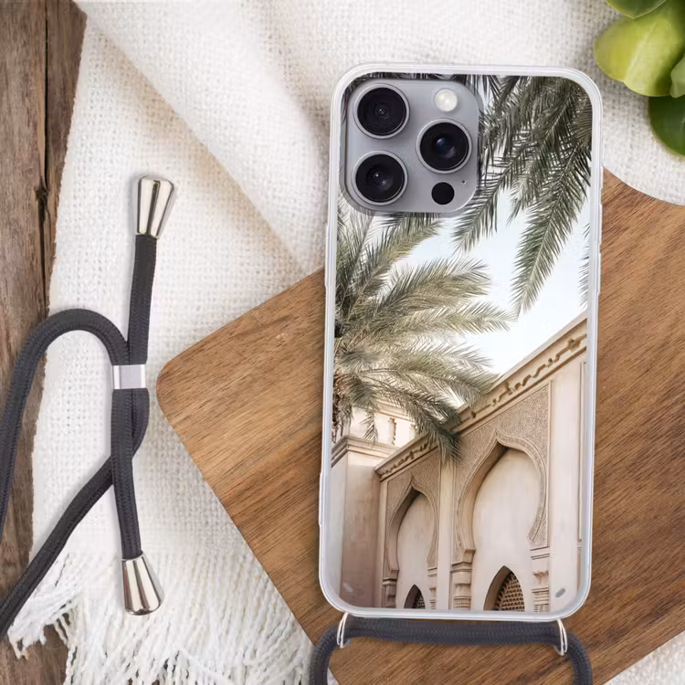 Gebouw - Palmbomen - Beige - Zon Hoesje iPhone 16 Pro Max met koord klein -sfeer4