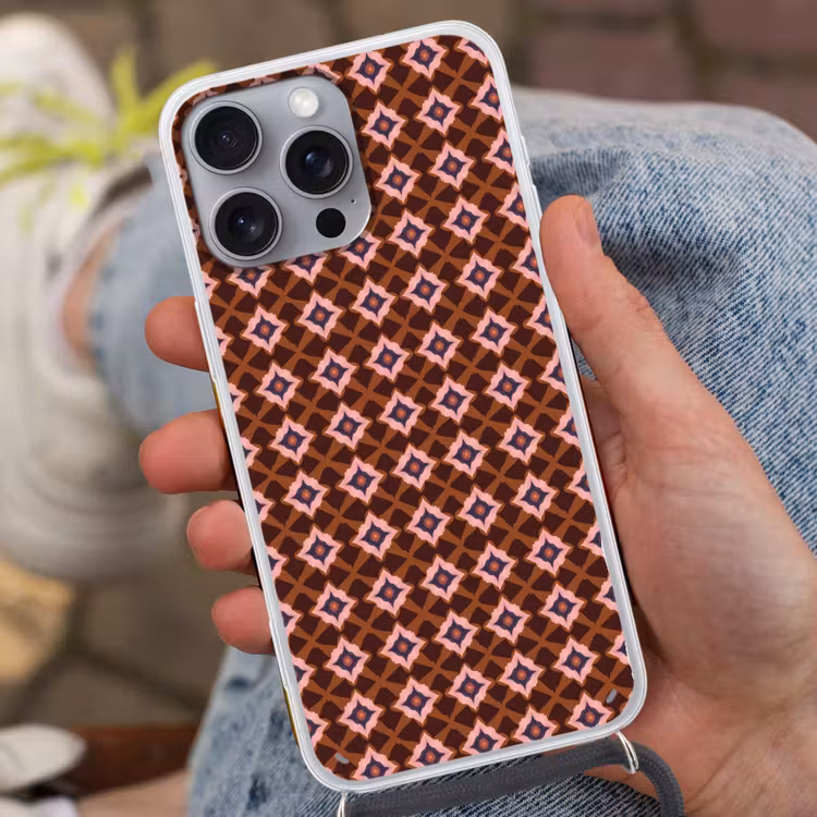 Geometrisch - Sierlijk - Bruin Hoesje iPhone 16 Pro Max met koord klein 804 -sfeer3