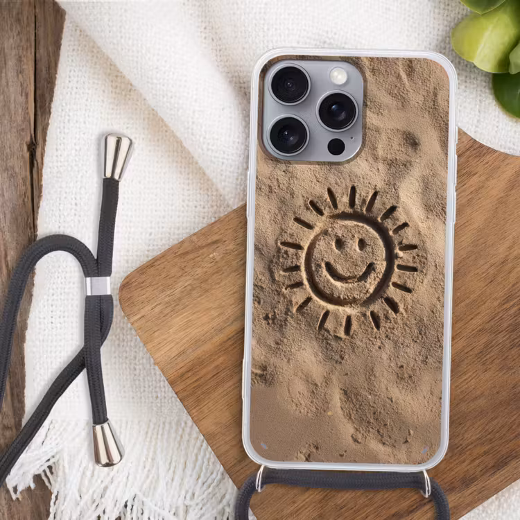 Gezichtje - Zon - Zand - Getekend Hoesje iPhone 16 Pro Max met koord klein -sfeer4