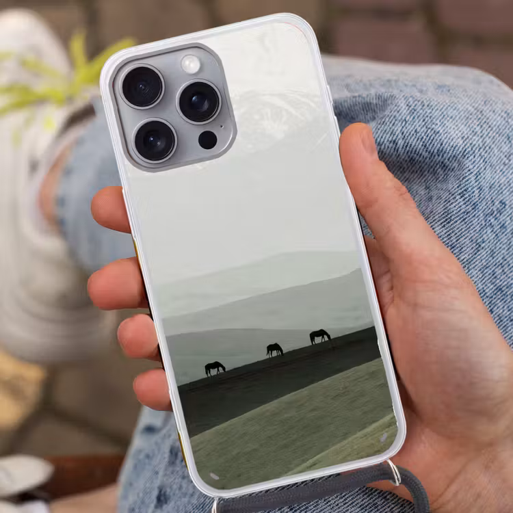 Grijs - Berg - Paarden Hoesje iPhone 16 Pro Max met koord klein -sfeer3