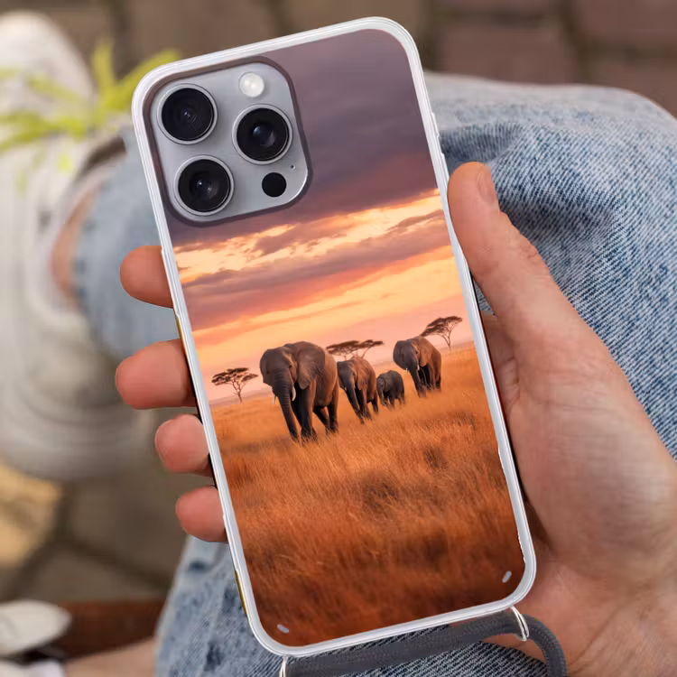 Groep olifanten - Open vlakte - Zon Hoesje iPhone 16 Pro Max met koord klein -sfeer3