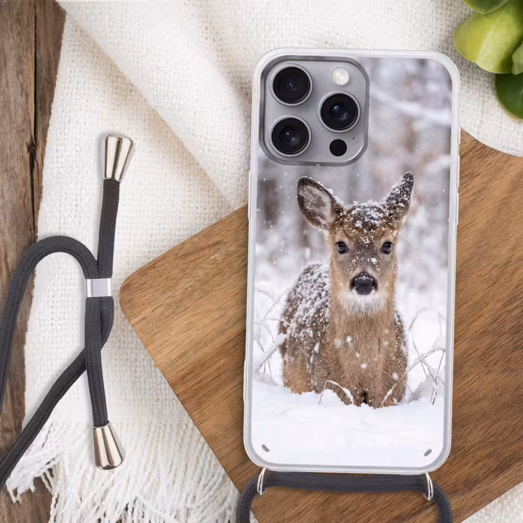 Hert - Sneeuw - Bos - Dieren - Vertederend Hoesje iPhone 16 Pro Max met koord klein -sfeer4