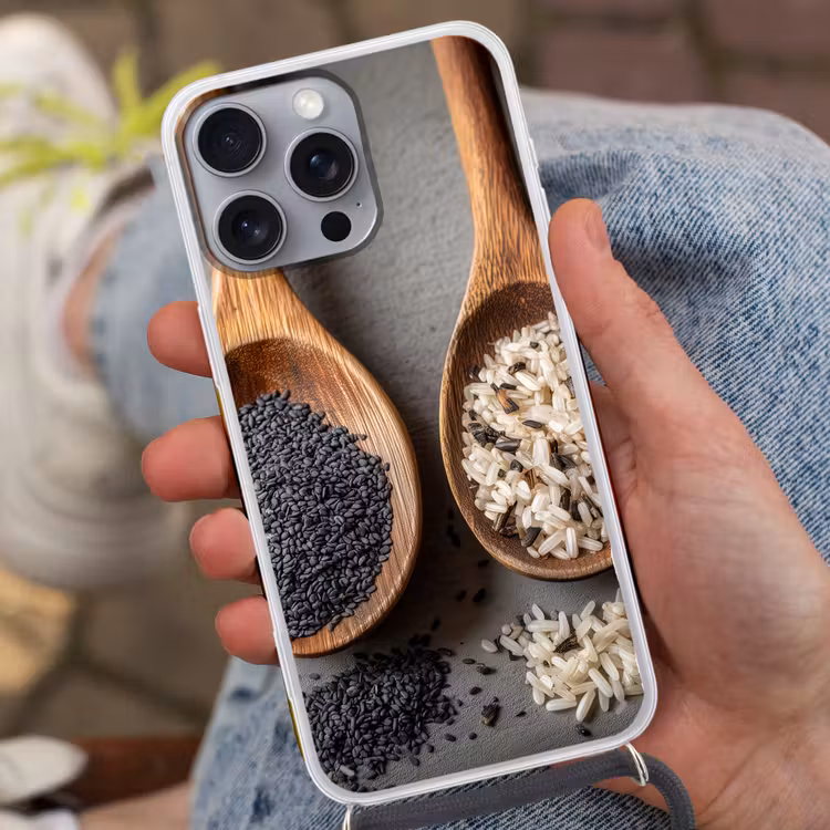 Houten - Lepels - Rijst - Zaden Hoesje iPhone 16 Pro Max met koord klein -sfeer3