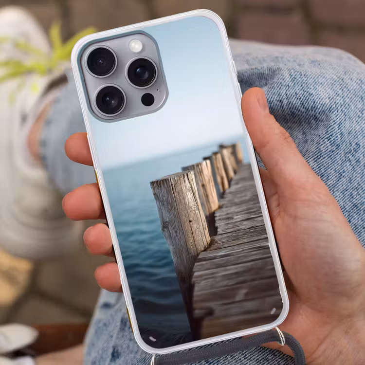 Houten steiger - Helderblauwe lucht Hoesje iPhone 16 Pro Max met koord klein -sfeer3