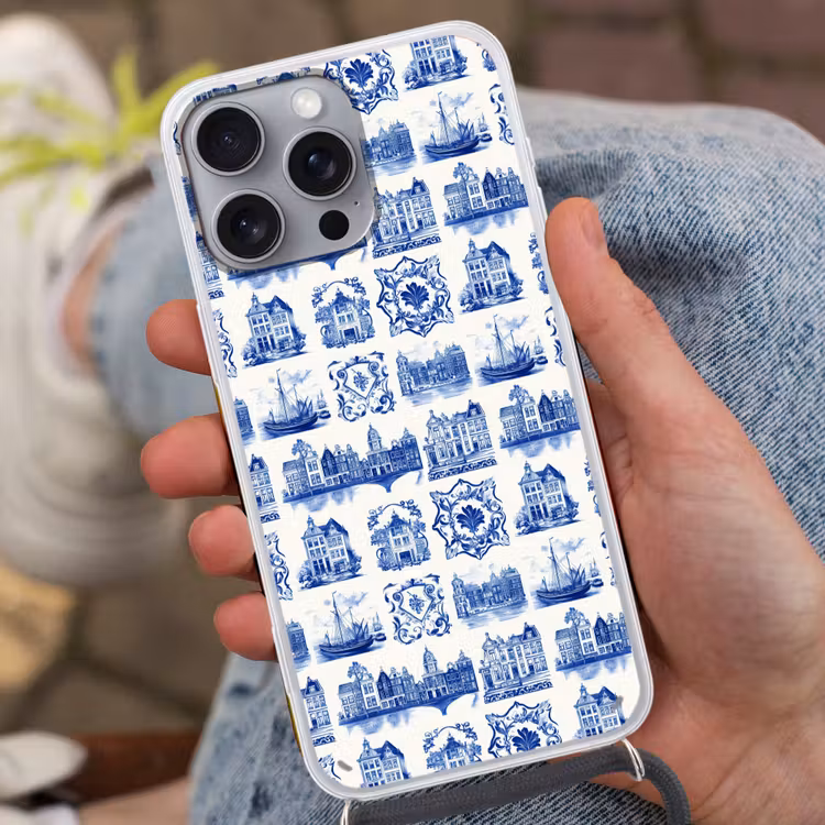 Huizen - Schepen - Blauw Hoesje iPhone 16 Pro Max met koord klein 804 -sfeer3