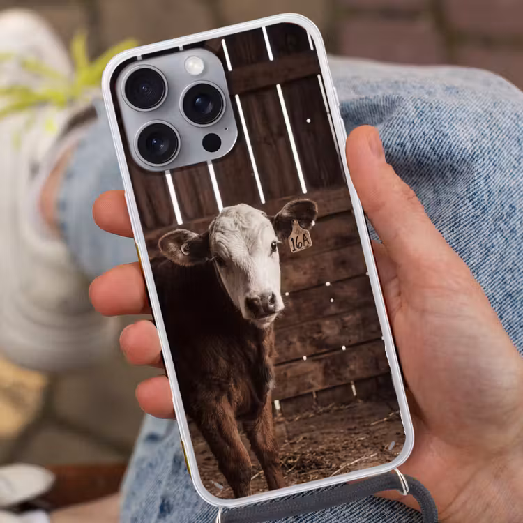 Kalf - Oormerk - Houten stal Hoesje iPhone 16 Pro Max met koord klein -sfeer3