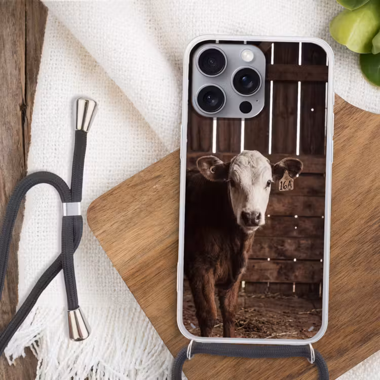 Kalf - Oormerk - Houten stal Hoesje iPhone 16 Pro Max met koord klein -sfeer4