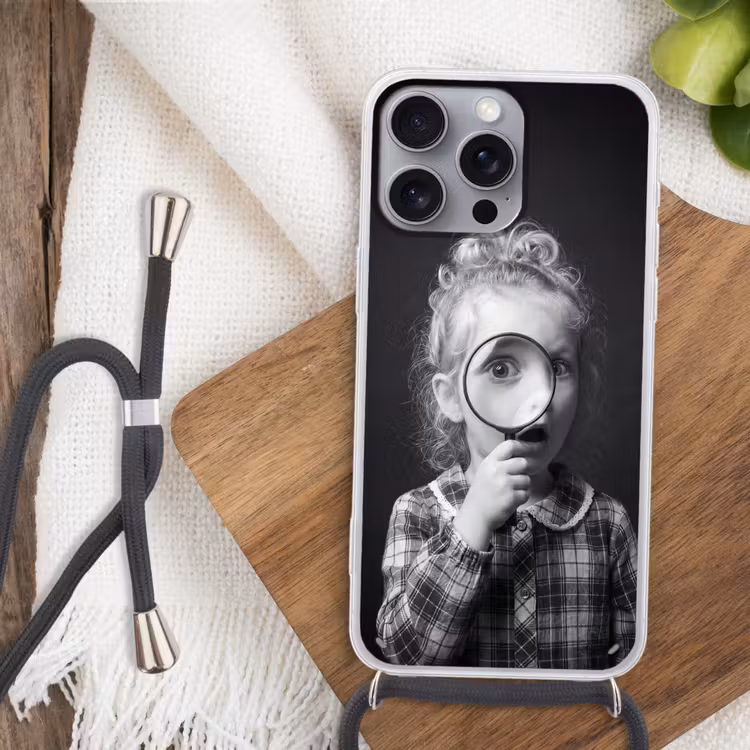 Kind - Vergrootglas - Portret - Zwart-wit Hoesje iPhone 16 Pro Max met koord klein -sfeer4
