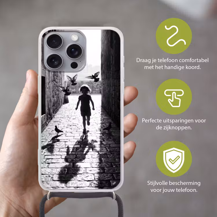 Kind - Vogel - Straat - Zwart-wit - Spelen Hoesje iPhone 16 Pro Max met koord klein -sfeer2_NL