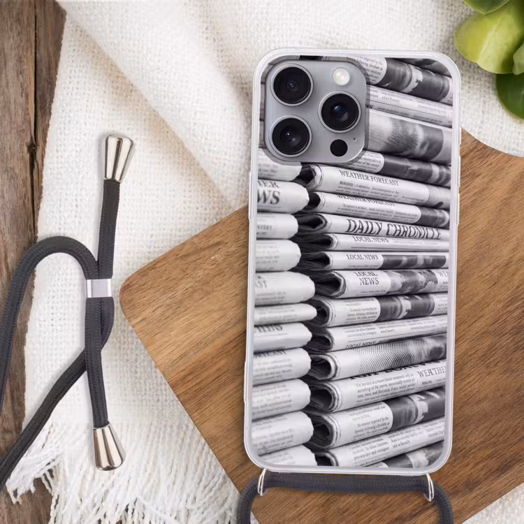 Krant - Stapel - Nieuws - Zwart-wit - Media Hoesje iPhone 16 Pro Max met koord klein -sfeer4