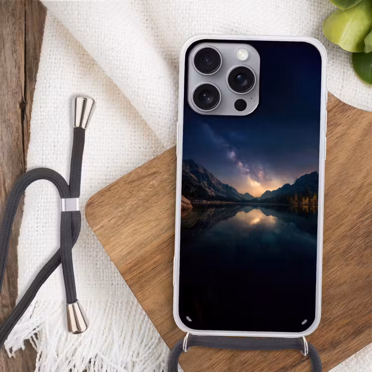Kristalhelder meer - Bergen - Bergen Hoesje iPhone 16 Pro Max met koord klein -sfeer4