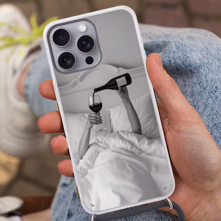 Lakens - Armen - Wijn - Glas Hoesje iPhone 16 Pro Max met koord klein -sfeer3