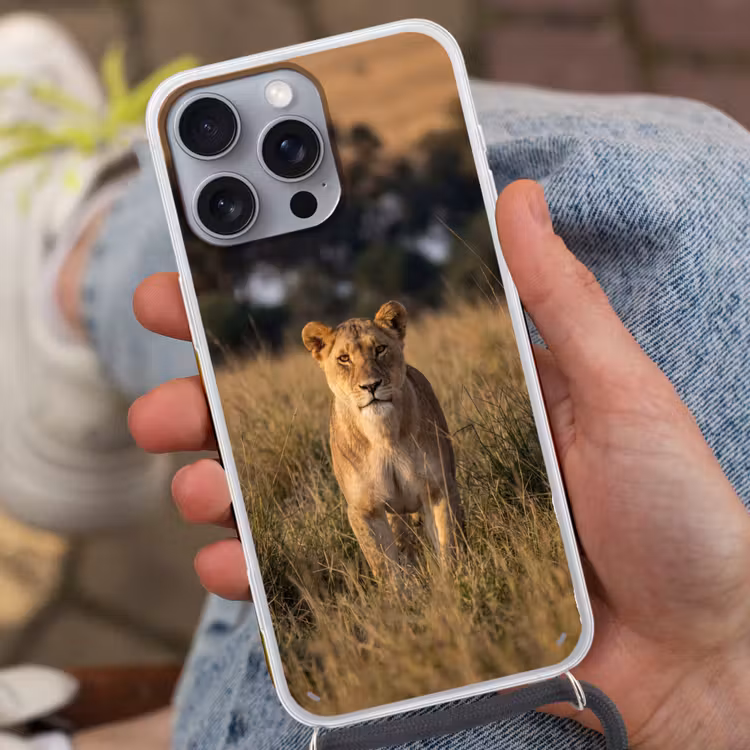 Leeuwin - Gras - Geel Hoesje iPhone 16 Pro Max met koord klein -sfeer3