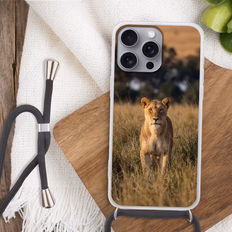 Leeuwin - Gras - Geel Hoesje iPhone 16 Pro Max met koord klein -sfeer4