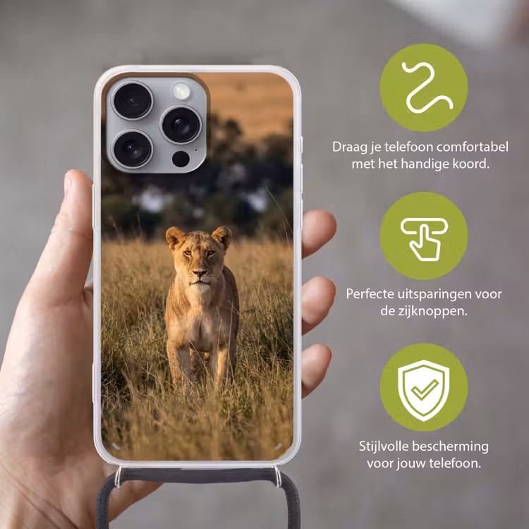 Leeuwin - Gras - Geel Hoesje iPhone 16 Pro Max met koord klein -sfeer2_NL