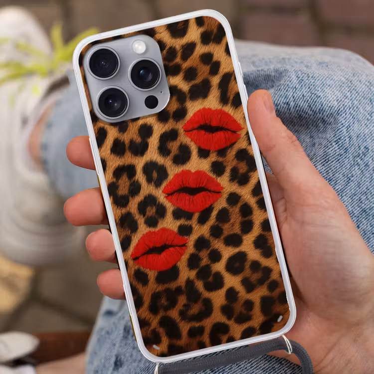 Lippen - Drie - Rood - Panterprint Hoesje iPhone 16 Pro Max met koord klein -sfeer3