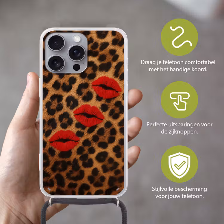 Lippen - Drie - Rood - Panterprint Hoesje iPhone 16 Pro Max met koord klein -sfeer2_NL