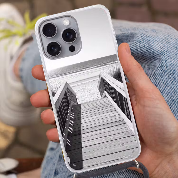Loopbrug - Hout - Strand - Zee Hoesje iPhone 16 Pro Max met koord klein -sfeer3