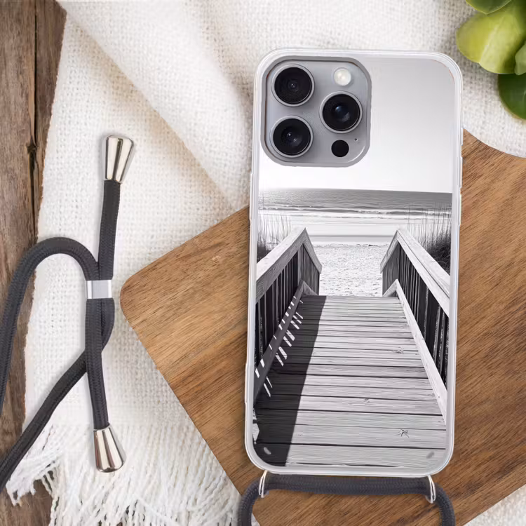 Loopbrug - Hout - Strand - Zee Hoesje iPhone 16 Pro Max met koord klein -sfeer4