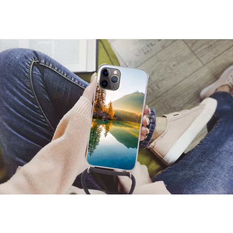 shutterstock-750703924 Hoesje iPhone 12 Pro met koord klein -hand