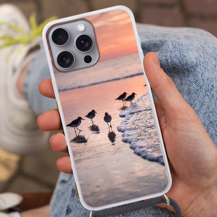 Meeuwen - Strand - Zee - Roze Hoesje iPhone 16 Pro Max met koord klein -sfeer3