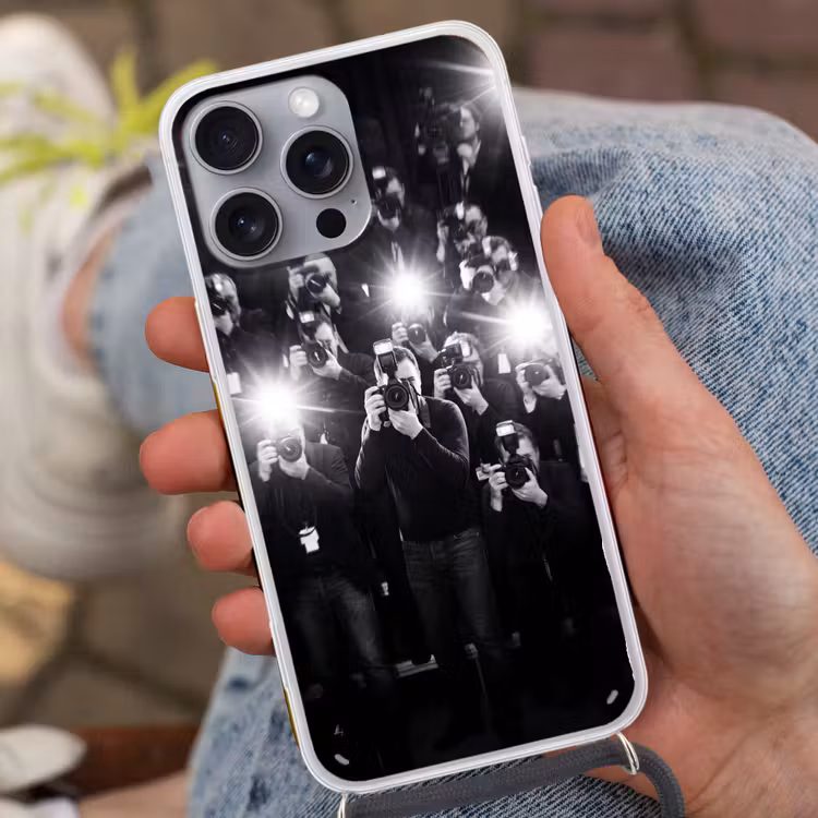 Mensen - Camera - Flitslicht - Zwart-wit - Media Hoesje iPhone 16 Pro Max met koord klein -sfeer3