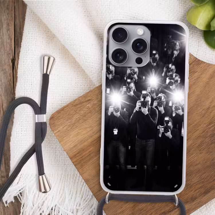 Mensen - Camera - Flitslicht - Zwart-wit - Media Hoesje iPhone 16 Pro Max met koord klein -sfeer4