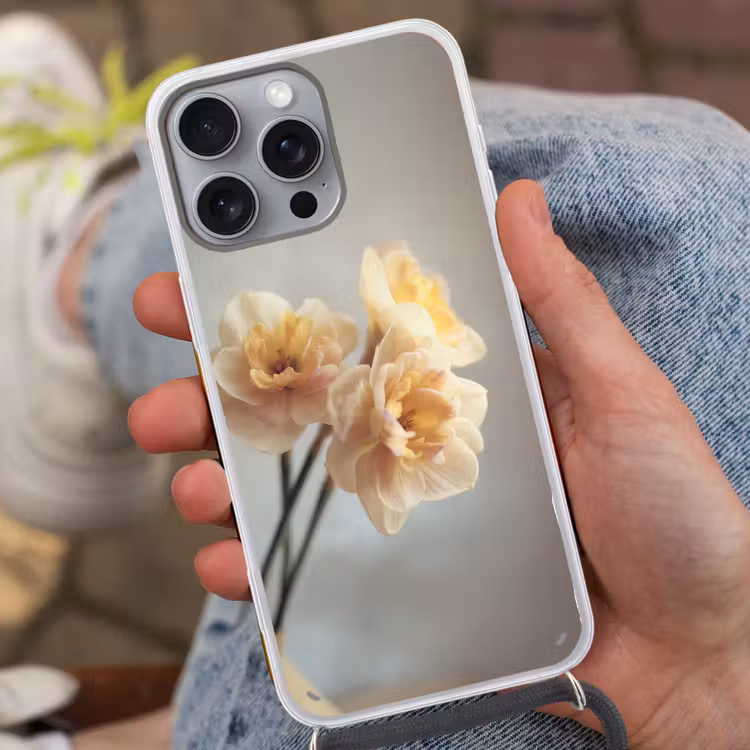 Narcissen - Geel - Bloemblaadjes Hoesje iPhone 16 Pro Max met koord klein -sfeer3