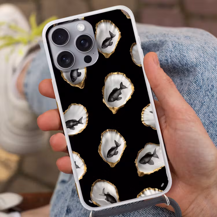 Oesters - Zwart - Vissen - Goud Hoesje iPhone 16 Pro Max met koord klein -sfeer3