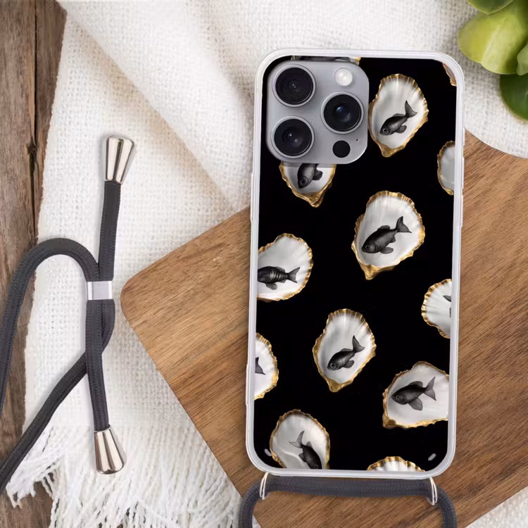 Oesters - Zwart - Vissen - Goud Hoesje iPhone 16 Pro Max met koord klein -sfeer4