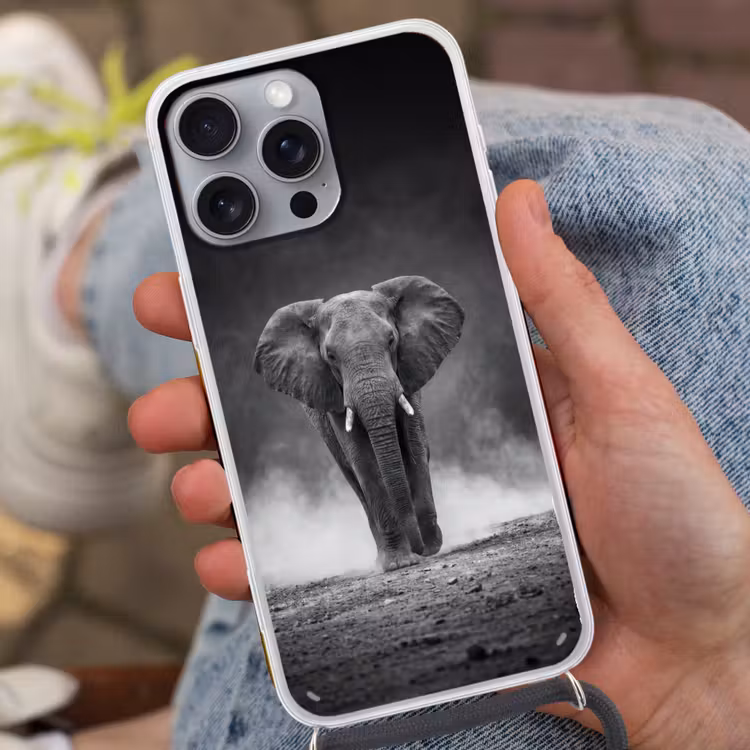 Olifant - Zwart - Wit - Rook Hoesje iPhone 16 Pro Max met koord klein -sfeer3