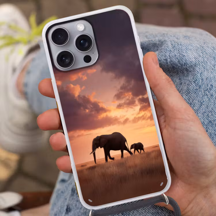 Olifanten - Grasland - Zonsondergang Hoesje iPhone 16 Pro Max met koord klein -sfeer3