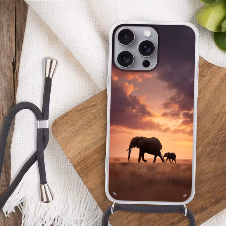 Olifanten - Grasland - Zonsondergang Hoesje iPhone 16 Pro Max met koord klein -sfeer4