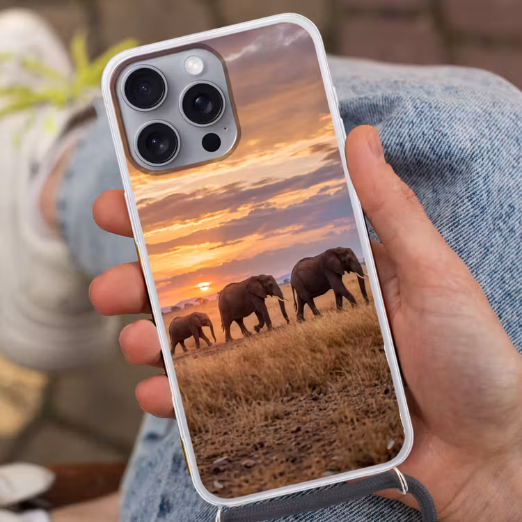 Olifanten - Savanne - Zonsondergang - Afrika - Warm Hoesje iPhone 16 Pro Max met koord klein -sfeer3