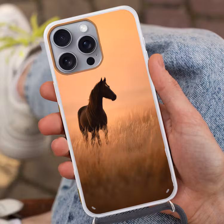 Paard - Grasveld - Zonsondergang Hoesje iPhone 16 Pro Max met koord klein -sfeer3