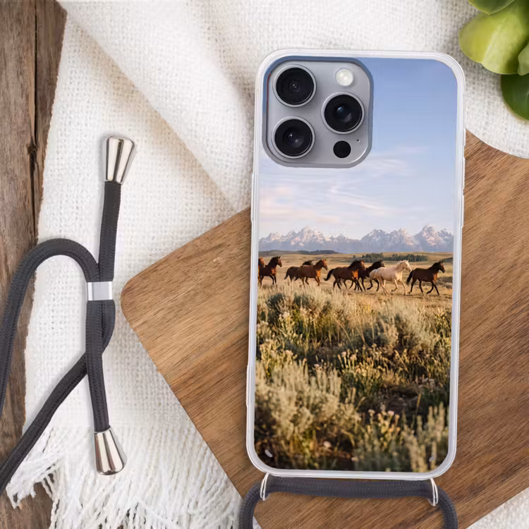 Paarden - Kudde - Bergen - Vrijheid - Wild Hoesje iPhone 16 Pro Max met koord klein -sfeer4