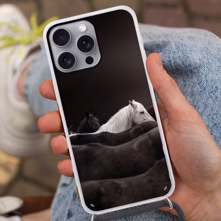 Paarden - Zwart - Wit - Kudde Hoesje iPhone 16 Pro Max met koord klein -sfeer3