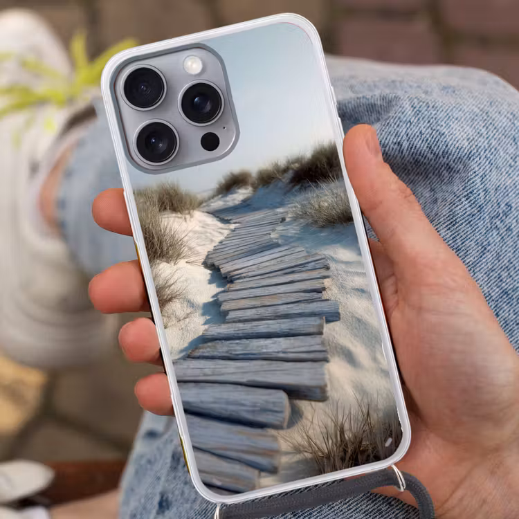 Pad - Planken - Duinen - Gras Hoesje iPhone 16 Pro Max met koord klein -sfeer3