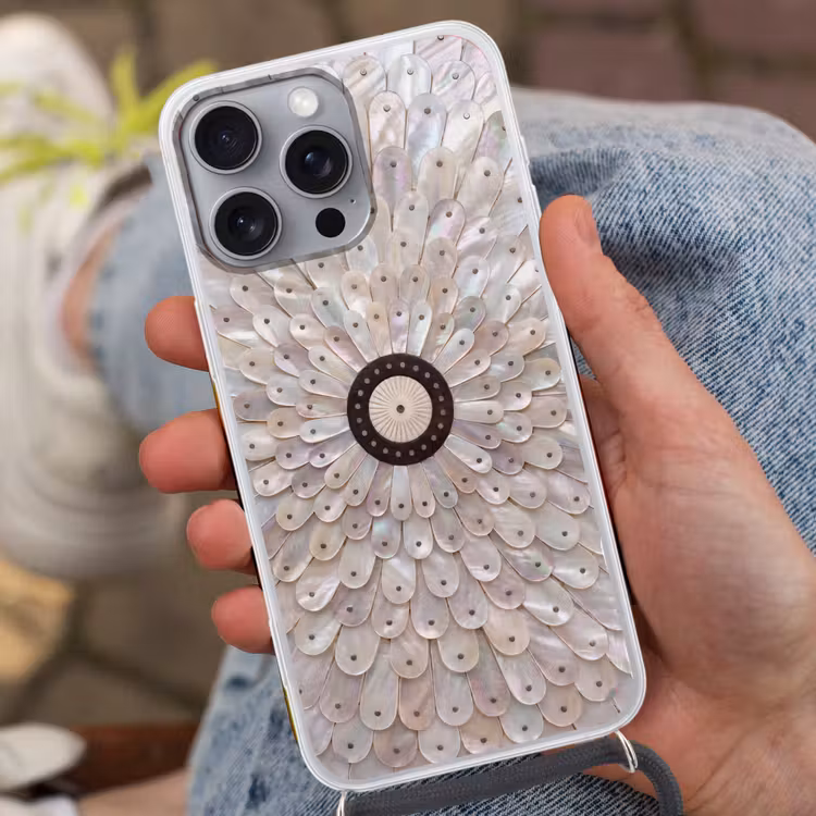Parelmoer - Patroon - Decoratie - Ambacht - Wit Hoesje iPhone 16 Pro Max met koord klein -sfeer3