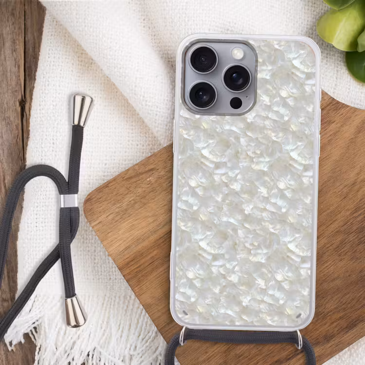 Parelmoerglans - Wit - Schelp Hoesje iPhone 16 Pro Max met koord klein 804 -sfeer4