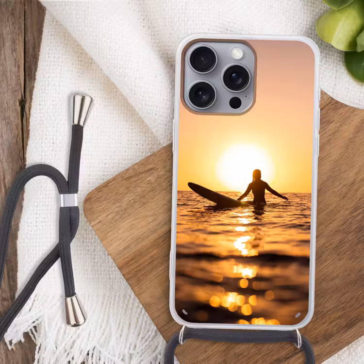 Persoon - Surfen - Zonsondergang - Zee - Oranje Hoesje iPhone 16 Pro Max met koord klein -sfeer4
