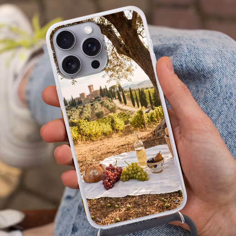 Picknick - Wijngaard - Landschap - Zomer - Eten Hoesje iPhone 16 Pro Max met koord klein -sfeer3