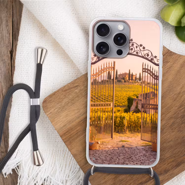 Poort - Landschap - Platteland - Zonlicht - Warm Hoesje iPhone 16 Pro Max met koord klein -sfeer4